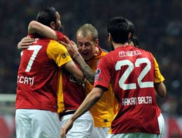 G.Saray diğerleriyle dalga geçiyor